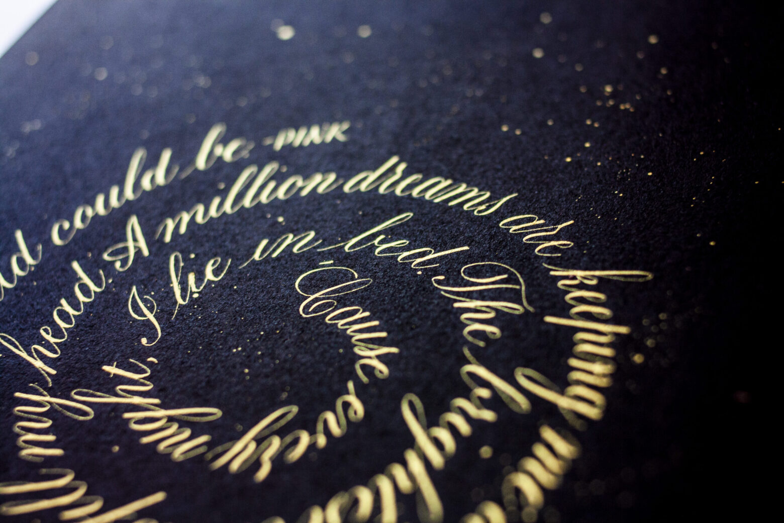 Kalligraferen kun je leren kalligrafie goud op zwart - Pink